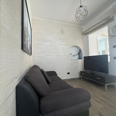Casa Alessio - Elegante Appartamento Nel Cuore Di Cesano Maderno Exteriér fotografie