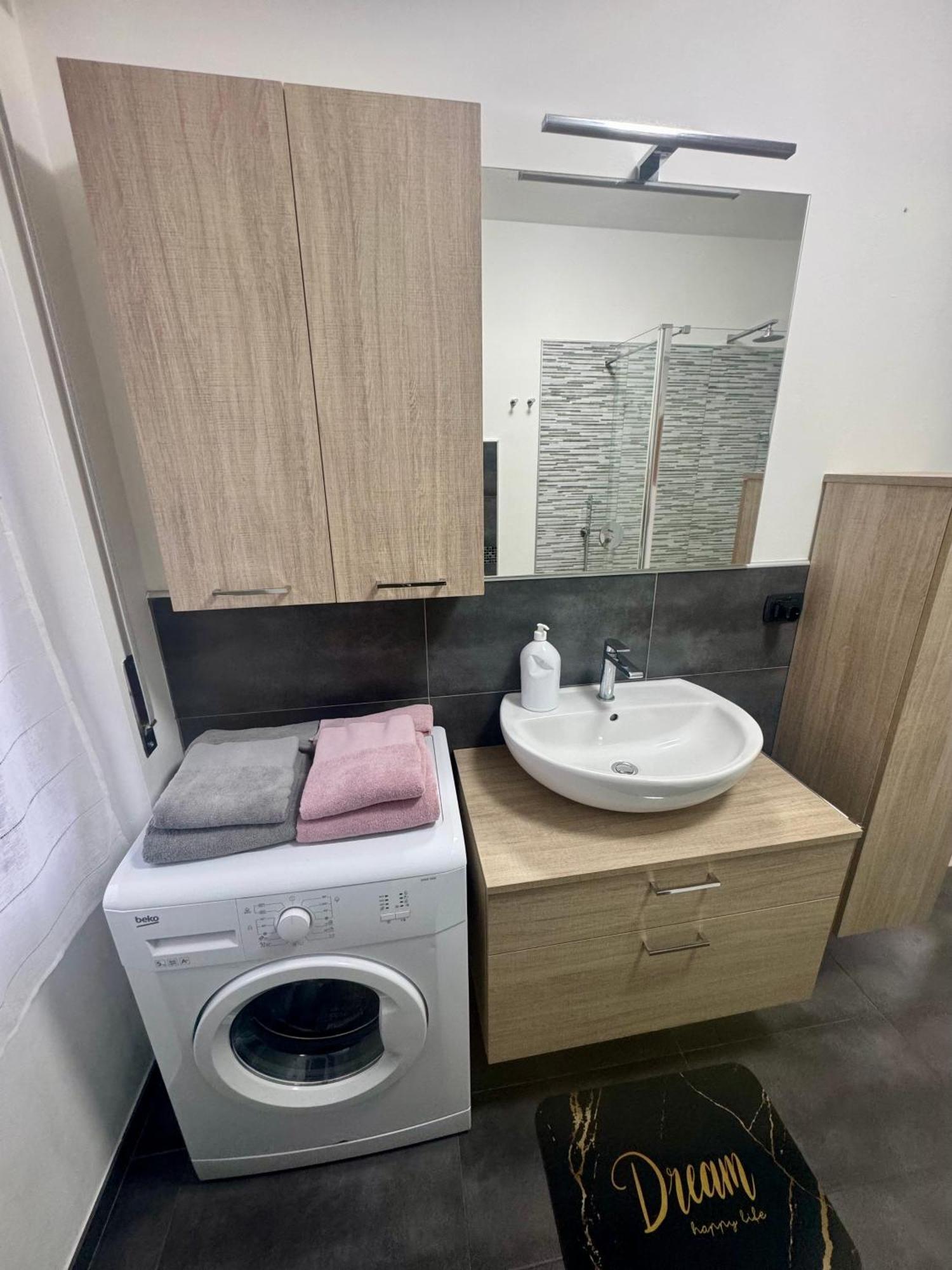 Casa Alessio - Elegante Appartamento Nel Cuore Di Cesano Maderno Exteriér fotografie
