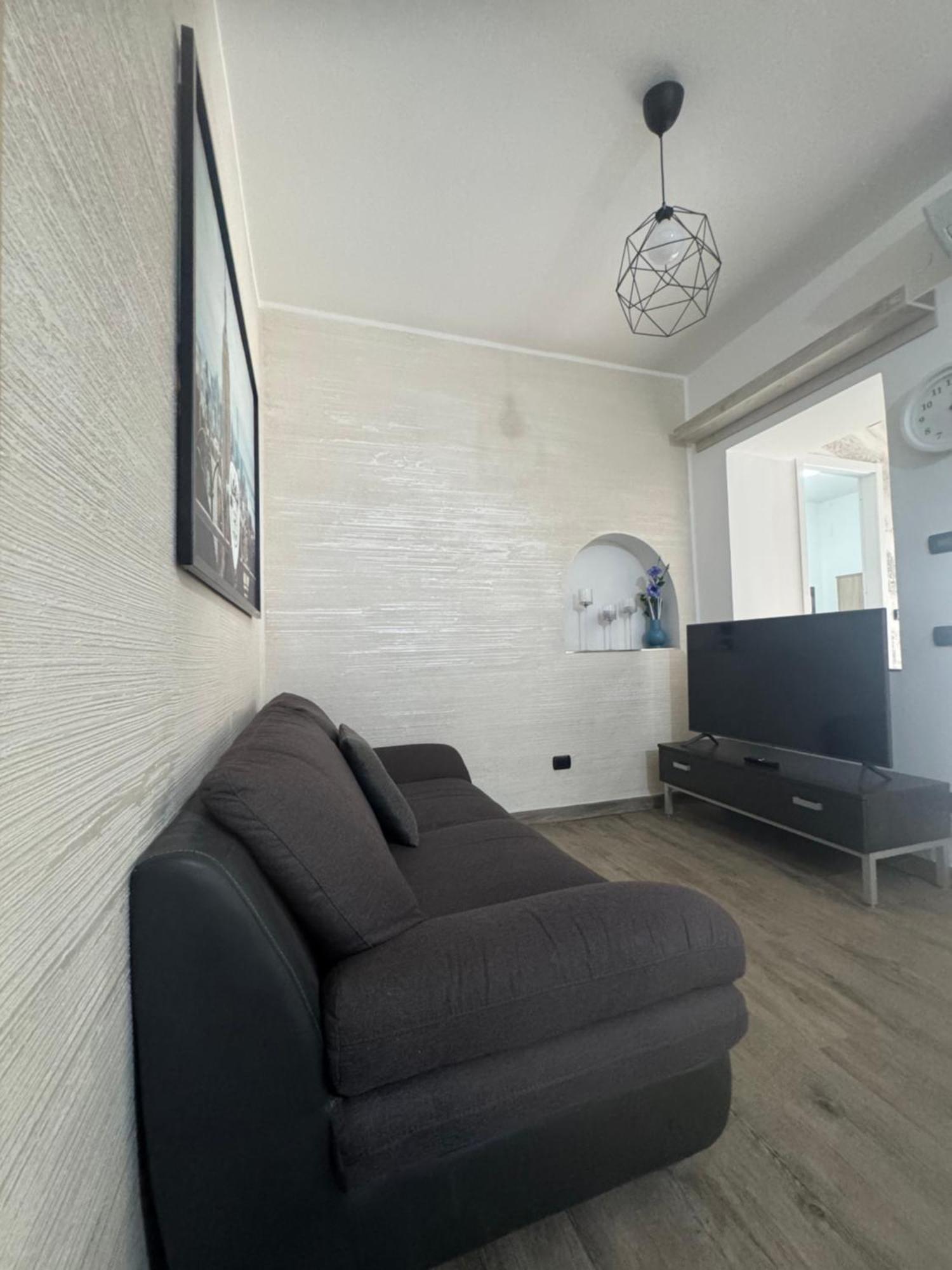 Casa Alessio - Elegante Appartamento Nel Cuore Di Cesano Maderno Exteriér fotografie